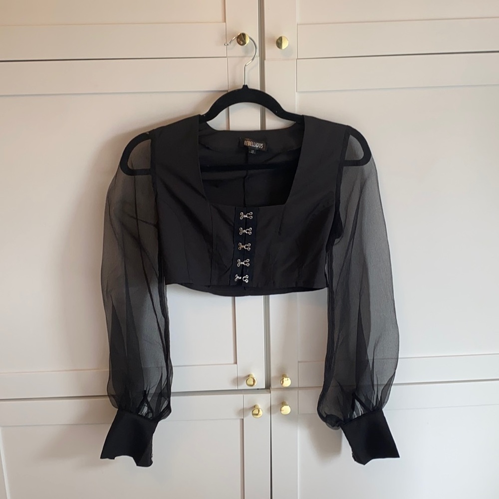Tight black crop top with toole sleeves